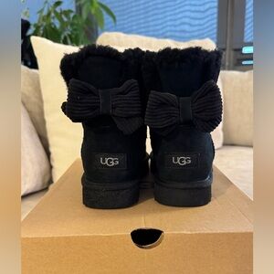 UGG mini with bow